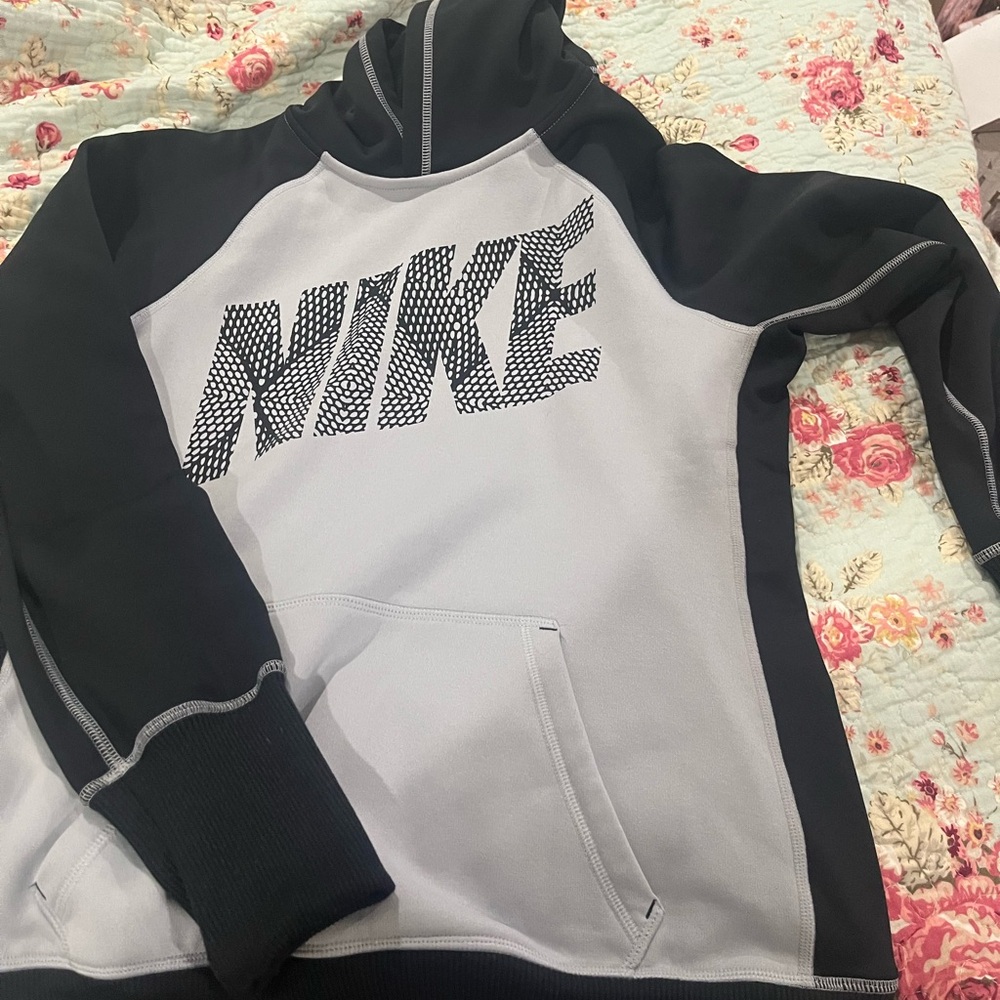 Nike sweatshirt M fits very tight